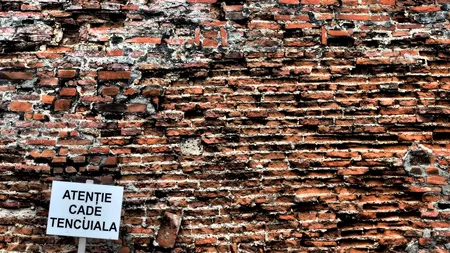 Un adolescent din Capitală a ajuns la spital după ce mai multe multe bucăți de tencuială i-au căzut în cap