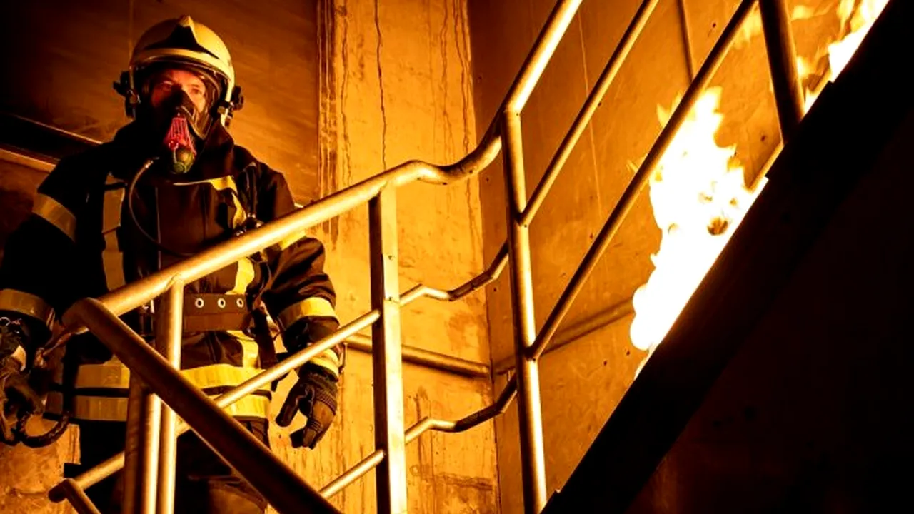 Incendiu în Sectorul 2 al Capitalei. O casă cu două etaje a fost cuprinsă de flăcări