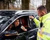 O mamă din județul Suceava, aflată la volan, a fost amendată după ce fiicele ei au fost surprinse ieșite pe trapa mașinii în mers