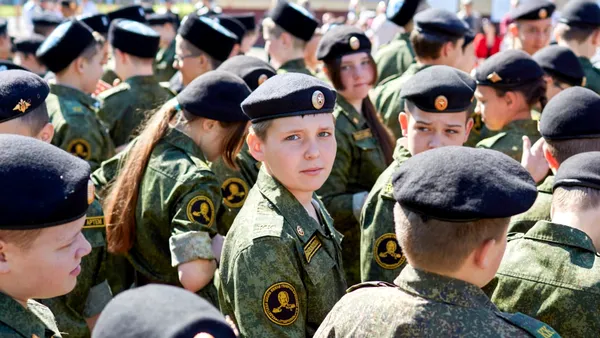 Rusia dublează orele de pregătire militară din școli. Elevii vor învăța să folosească arme, drone și tactici de prim ajutor pe front