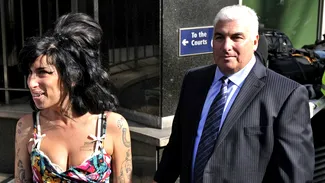 Lovitură pentru tatăl lui Amy Winehouse: Trebuie să plătească despăgubiri de 1 milion de lire sterline prietenelor artistei decedate