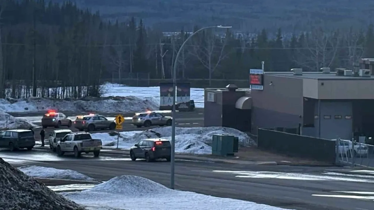 Atac armat într-o școală din Canada, soldat cu 10 morți și 25 de răniți. Atacatorul, găsit împușcat mortal