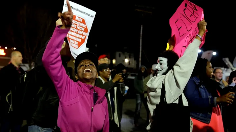 Proteste violente la Ferguson, după ce doi polițiști au fost împușcați de manifestanți