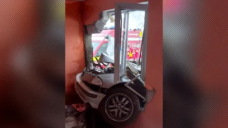 A intrat cu BMW-ul direct într-un dormitor, prin peretele casei, la Ciocănești. Imagini de la fața locului