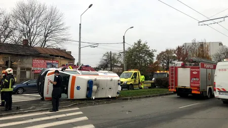 GÂNDUL LIVE. O ambulanță din Capitală a fost lovită atât de tare de un BMW încât a fost răsturnată! IMAGINI ULUITOARE!