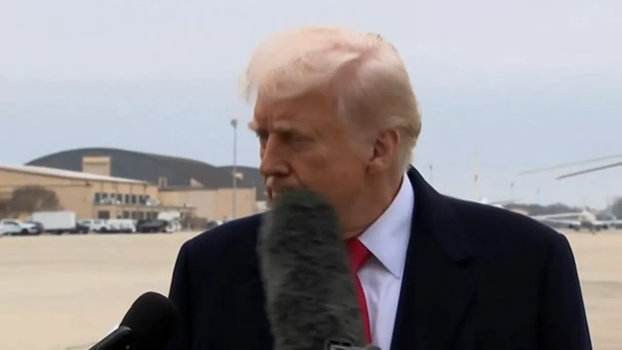 Donald Trump a fost LOVIT cu un microfon peste față. „Tocmai a devenit o mare știre”. Cum s-a produs accidentul devenit viral