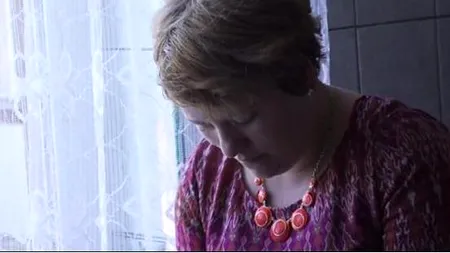 Povestea Mihaelei, vândută de trei ori cu pistolul la tâmplă: româncele traficate de proxeneți, subiect de reportaj în Marea Britanie