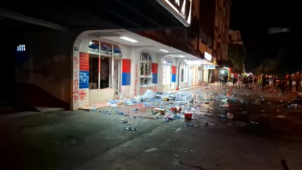 TENSIUNI majore în Serbia. Protestatarii anti-Vucic au devastat sediul partidului de guvernământ din Novi Sad: „S-a dus”