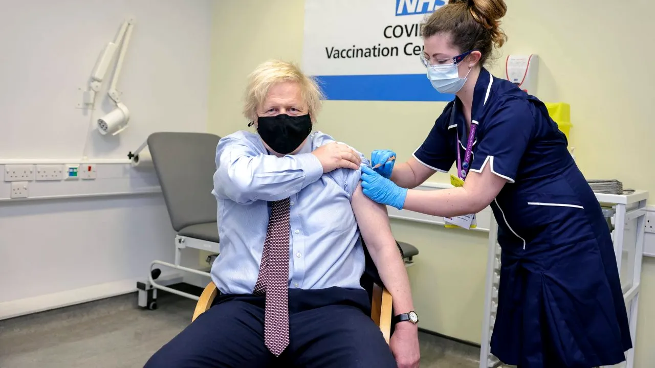 Premierul Boris Johnson a anunțat prelungirea carantinei cu o lună, exact când britanicii se pregăteau de relaxare