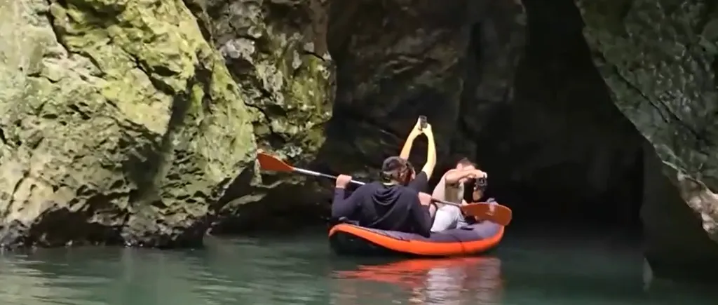 Imagini RARE au fost surprinse într-una dintre cele mai mari peșteri din România, care poate fi explorată doar cu barca