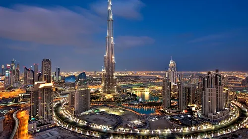 Imagini fabuloase: Un fulger lovește Burj Khalifa, cea mai înaltă clădire din lume. VIDEO