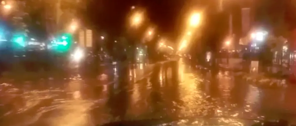 Doi oameni, blocați în mașină din cauza inundațiilor din Sinaia. Pe Valea Prahovei au căzut copaci. VIDEO
