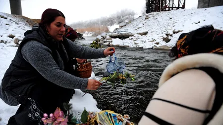 Vrăjitoarele Vanessa și Melissa i-au contactat pe Mircea Geoană, Anna Lesko, încercând să ia legătura și cu Shakira, Beyonce sau Inna pe rețelele de socializare