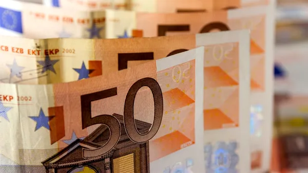Peste 800 de bancnote FALSE de 50 de dolari, descoperite la casele de schimb din România: „Au anumite elemente asemănătoare celor de siguranță”