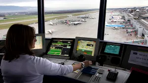 Grevele din Franța perturbă traficul aerian. Sute de zboruri au fost anulate, mii de pasageri, inclusiv din ROMÂNIA, au rămas blocați pe aeroporturi