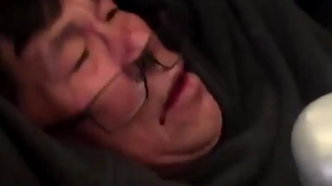 Imaginea care a scandalizat întreaga lume. Cum a fost dat jos cu forța  un pasager din avion de angajații companiei aeriene