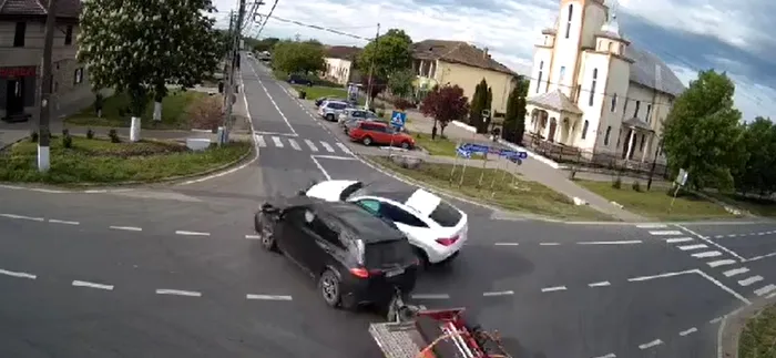 Două mașini au sărit în aer după ce s-au ciocnit. Unul dintre șoferi ar fi adormit la volan / Sursa foto: captură video