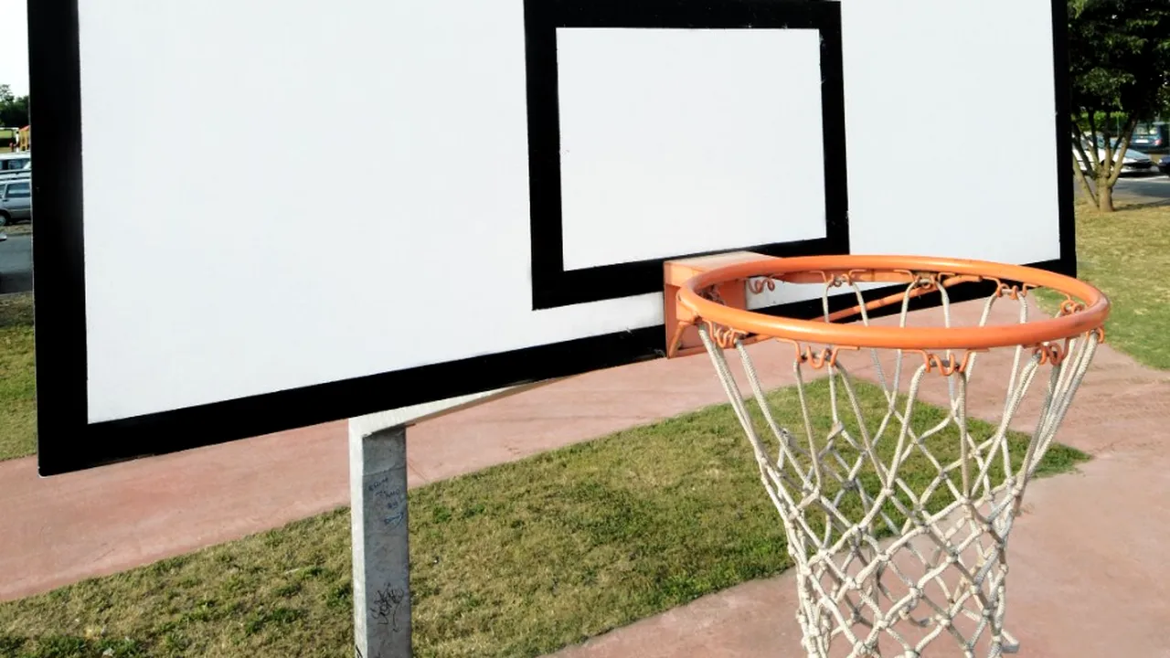 Părinții de la o școală din Prahova susțin că profesorul de sport e agresiv și  lovește elevii care nu stau drepți. Reacția conducerii: „Este un pic mai glumeț