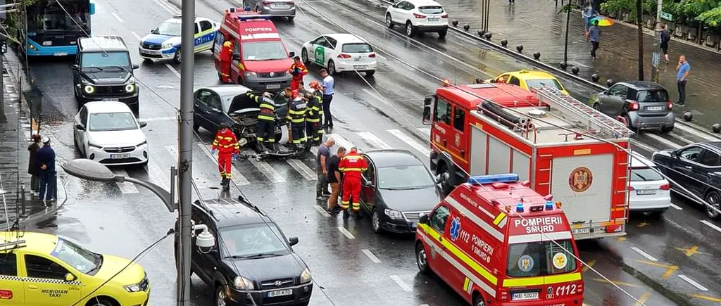FOTO - VIDEO | Traficul în centrul Capitalei, paralizat după un accident în care fost implicate trei mașini