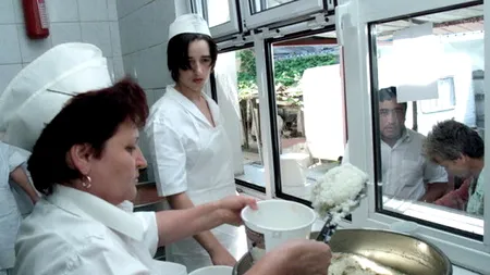 Numărul porțiilor la cantina socială, înjumătățit, după ce beneficiarilor li s-a cerut să presteze muncă în folosul comunității