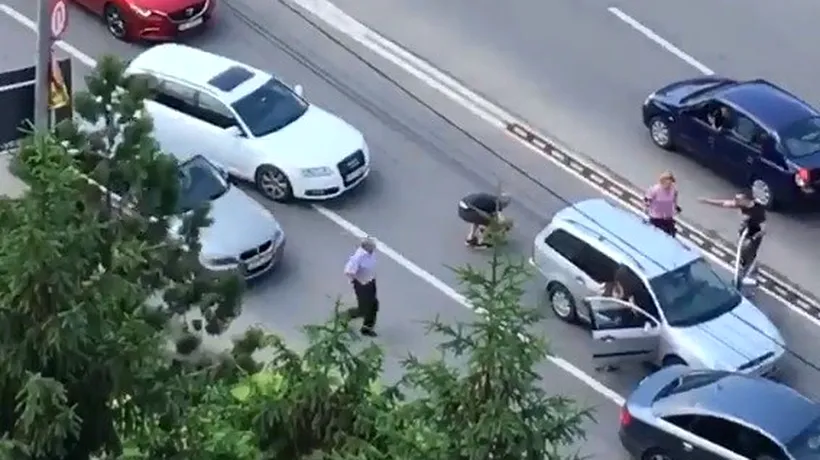 #cugandullaanimale. Caz șocant la Galați: Un bărbat târa un câine în trafic iar șoferii au blocat mașina pentru a elibera animalul - VIDEO 