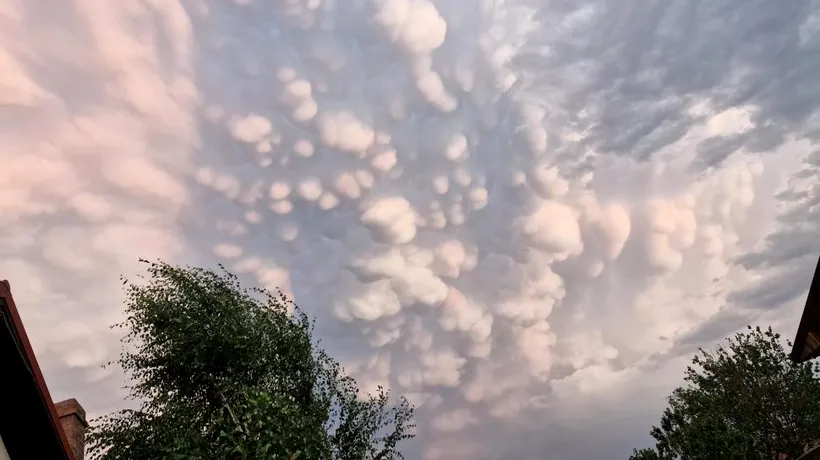 Fenomen meteo rar și spectaculos pe cerul României. Ce sunt și cum arată norii mammatus. Sunt PERICULOȘI?
