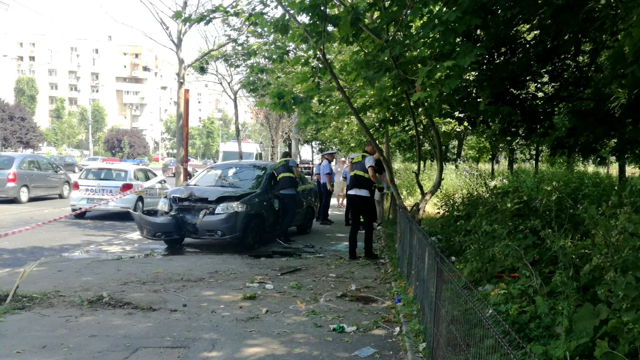 Accident grav în Capitală. Un șofer a intrat cu mașina într-o stație RATB. O victimă, în comă