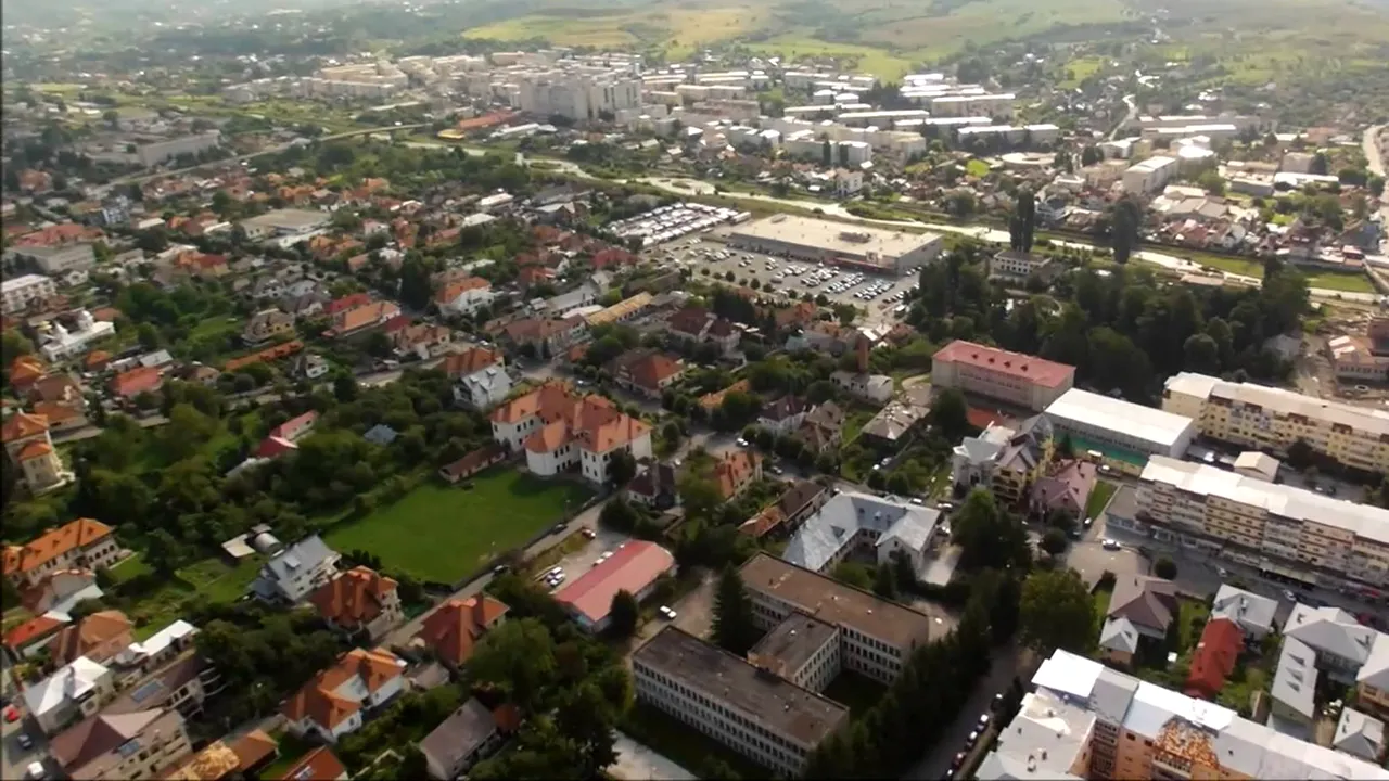 Reabilitare stradală cu un stâlp lăsat în mijlocul drumului la Câmpulung. Imagini incredibile