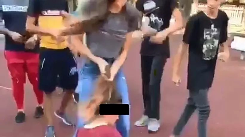Incident scandalos: O adolescentă a fost bătută cu pumnii și picioarele de mai mulți copii într-un parc din București, în timp ce zeci de persoane privesc sau filmează - VIDEO