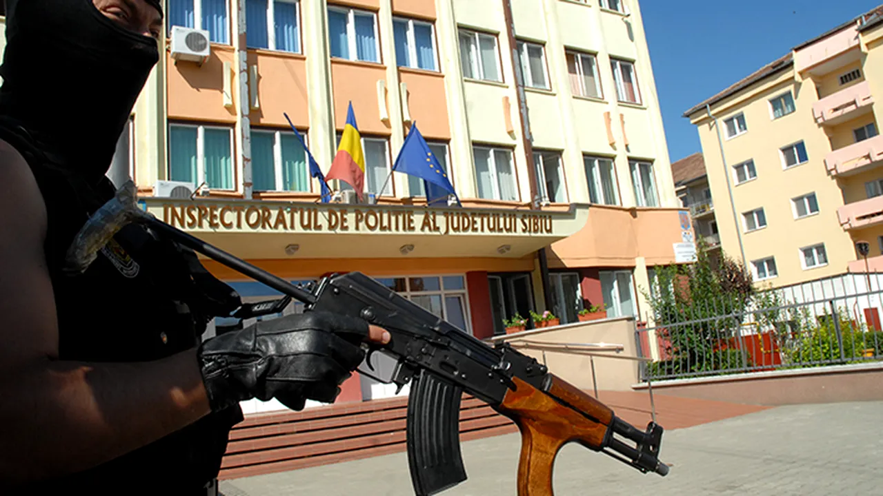 S-a îmbătat și a vrut să dea foc sediului IPJ Sibiu. Ce riscă acum un tânăr de 28 de ani