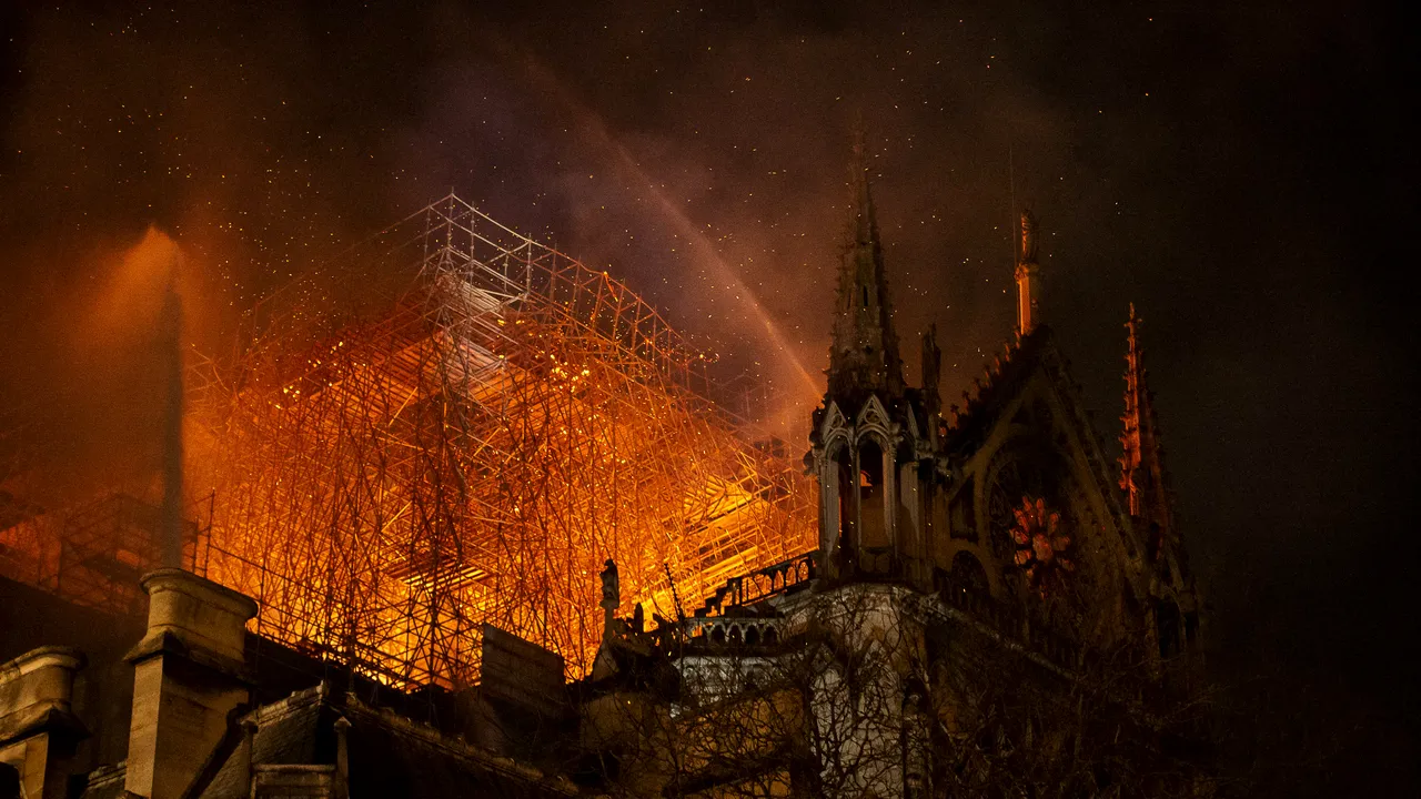 Operele de artă din Catedrala Notre-Dame vor fi transferate la Muzeul Luvru