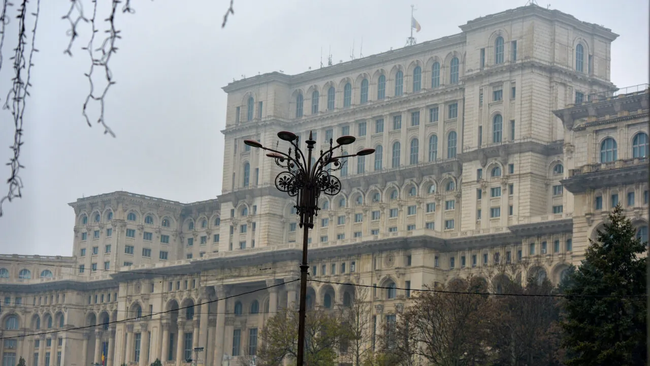 Undă verde pentru dărâmarea gardului de la Palatul Parlamentului. Proiectul a fost votat în unanimitate
