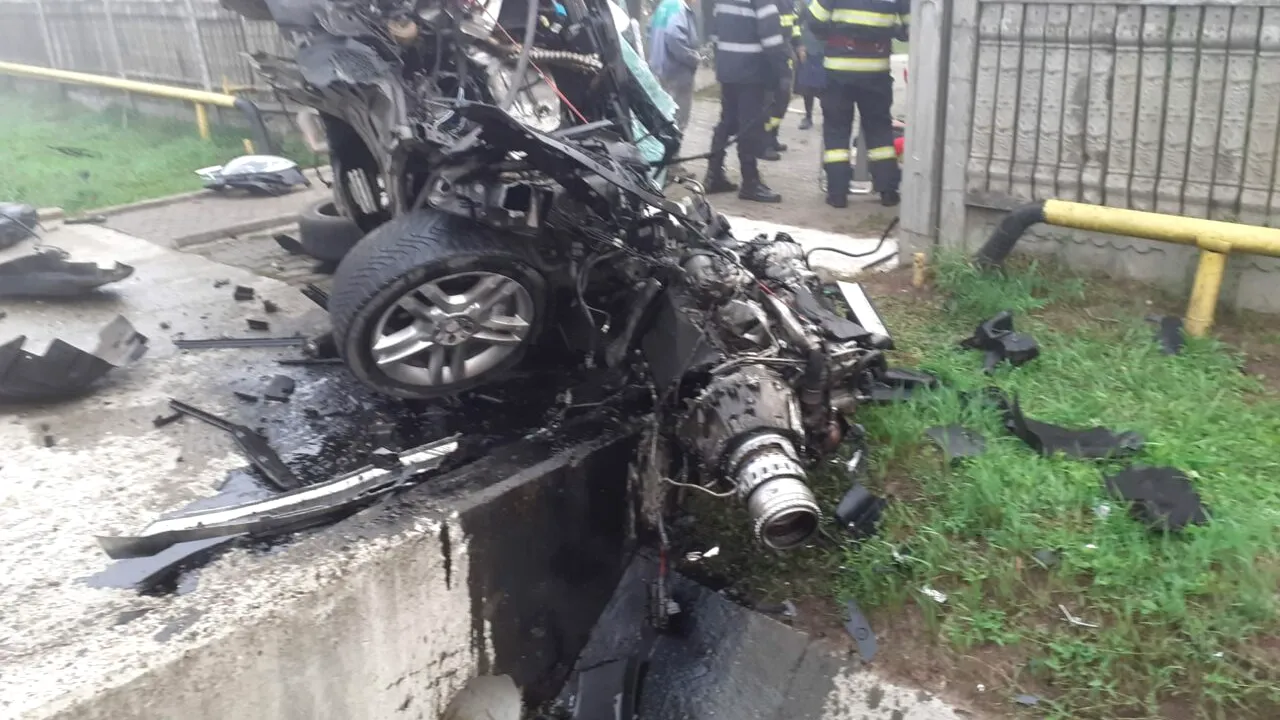 FOTO - Mașină făcută zob, în urma unui accident. Șoferul a scăpat, ca prin minune, doar cu traumatisme la un picior