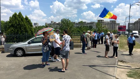 Zeci de persoane protestează în fața Parlamentului împotriva codurilor penale 