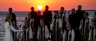 Răsărit de poveste pe acordurile muzicii. Corul Madrigal și actorul Marius Manole, spectacol extraordinar pe malul mării, în fața a sute de spectatori