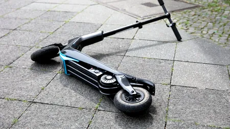 ACCIDENT tragic în Argeș. O adolescentă de 15 ani a murit după ce a căzut cu trotineta electrică. Prietenul ei a fost rănit