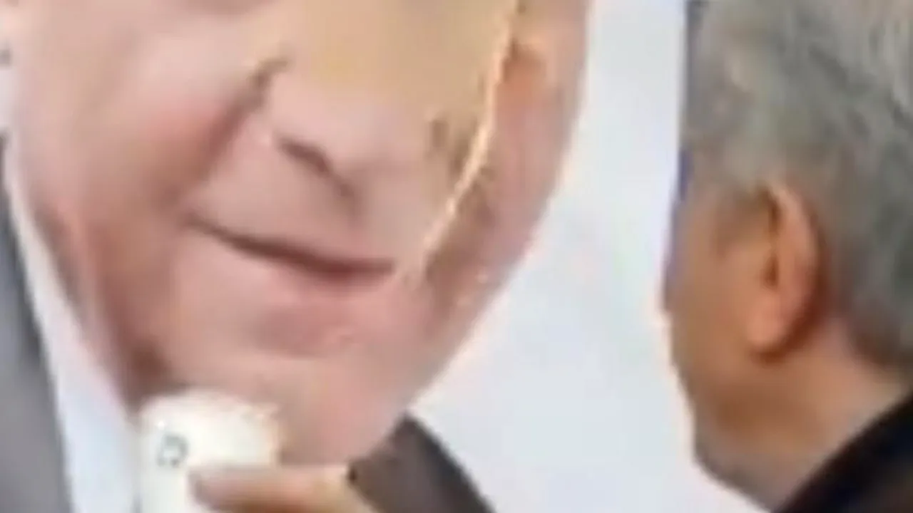 Ilie Năstase, după ce a aruncat cu cafea pe afișul lui Traian Băsescu: Mă fac cuminte, nu mai beau cafea, beau whiskey