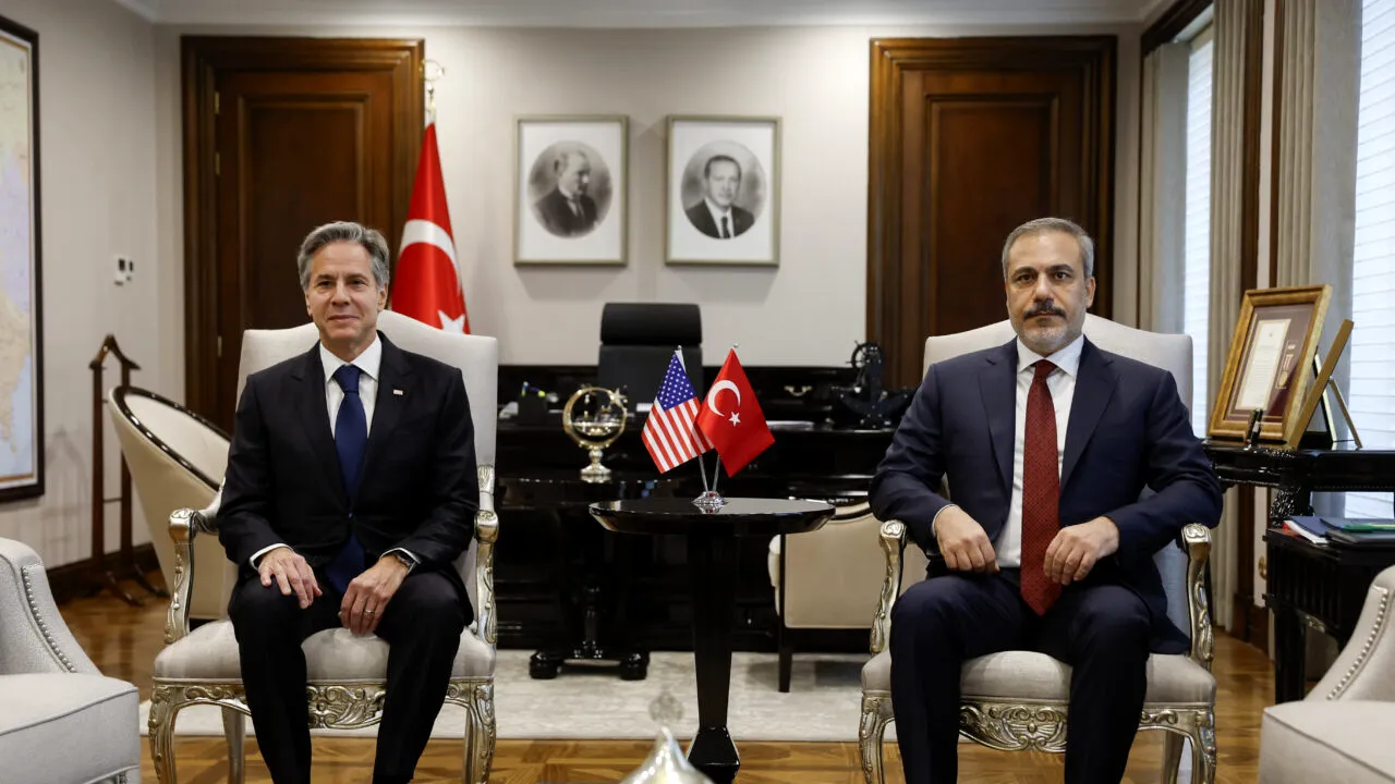 „Baby Killer Blinken” / Secretarul de Stat al SUA a fost întâmpinat cu proteste la Ankara / Blinken nu se vede cu Erdoğan