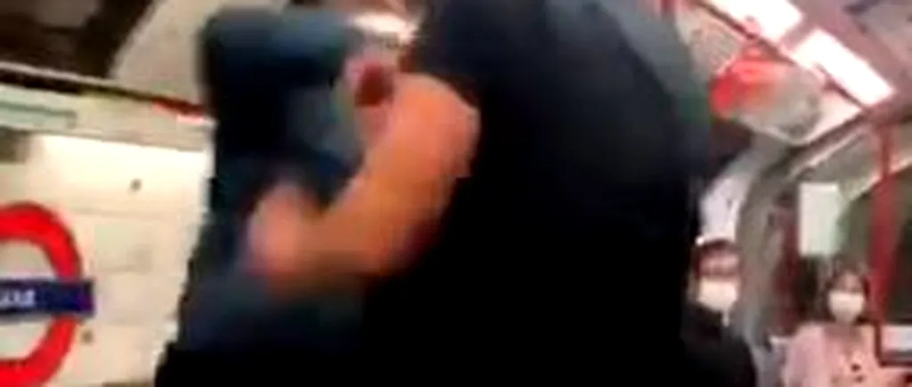 VIDEO. Un bărbat care a lansat un atac rasist a fost făcut knockout în metrou, dintr-un singur pumn. “Sunteți negri, sunteți animalele mele de companie!”