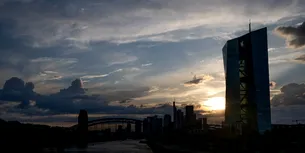 <span style='background-color: #c1a700; color: #fff; ' class='highlight text-uppercase'>ECONOMIE</span> Productivitatea încetinește în ZONA EURO, ceea ce afectează eforturile BCE de relaxare a politicii monetare