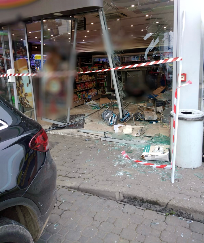 FOTO: Șoferul unui Mercedes a distrus o parte dintr-o benzinărie din Arad în timp ce dădea cu spatele / Sursa foto: IPJ Arad