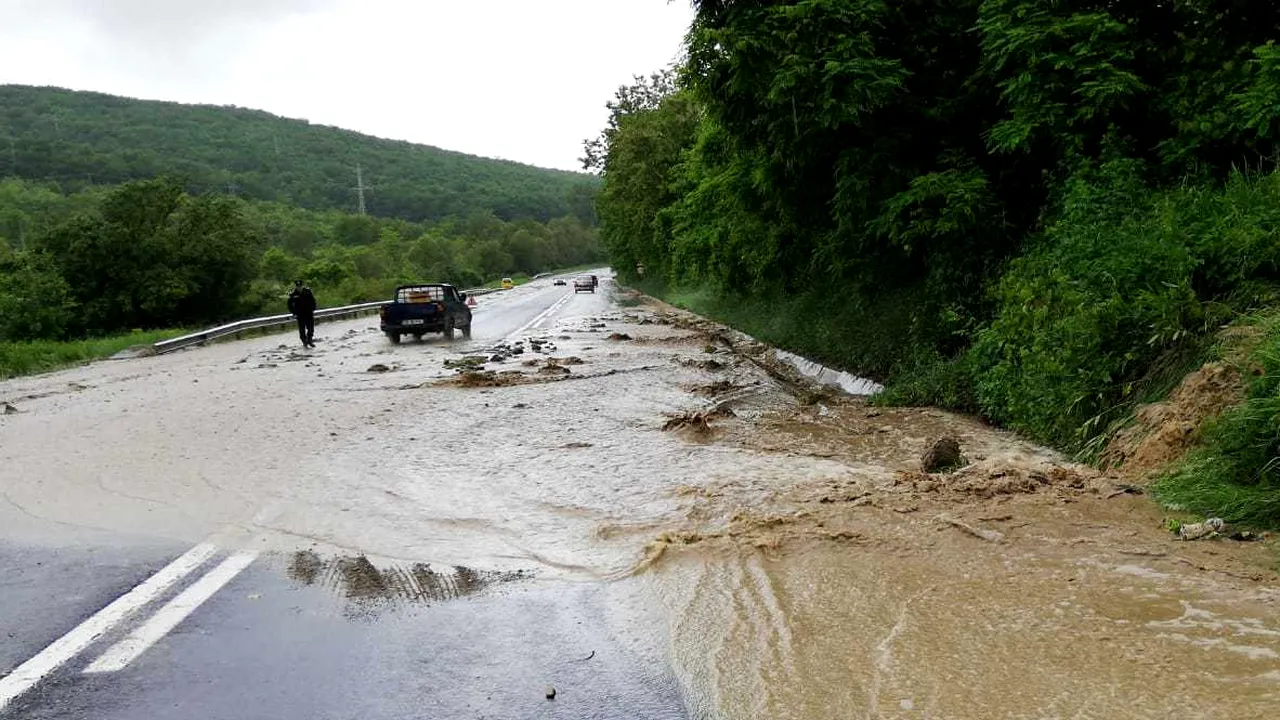 Anunț pentru șoferi! Circulația este îngreunată pe A1 și DN1 în județul Sibiu, din cauza apei acumulate pe carosabil