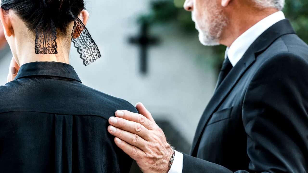 Un bărbat a făcut atac de cord la o înmormântare, după ce a văzut că în sicriul rudei sale era un străin