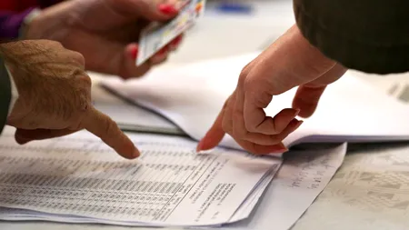 Bărbat cercetat de polițiști după ce a rupt buletinul de vot, pe motiv că a votat greșit în Dolj