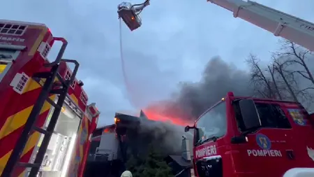VIDEO | Incendiu puternic la Taverna Racilor din Snagov, restaurantul lui Pescobar. Intervenție în forță a pompierilor