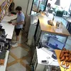 O clientă cu o mașină extrem de scumpă, surprinsă de camere în timp ce fură pușculița angajaților unei cofetării din Sibiu