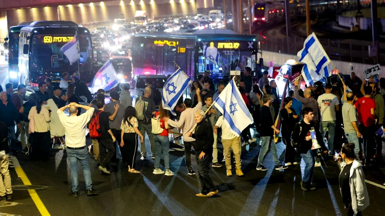 Doi copii, 10 femei şi 11 vârstnici, pe lista ostaticilor care vor fi eliberaţi de HAMAS