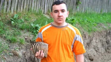 Codruț din Vatra Hudești a găsit o mare comoară. Ce este acest obiect descoperit din greșeală, pe ulița unui sat din Botoșani