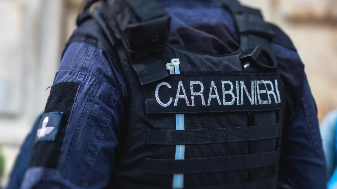 Un pensionar a fost bătut de soție și lăsat să stea luni de zile într-o cămară