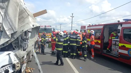 ACCIDENT grav între un autocar și un tir. 17 persoane au fost transportate la spital / Mobilizare impresionantă
